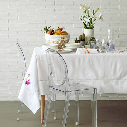 Mẹo làm sạch dầu mỡ và vết mốc trên khăn trải bàn