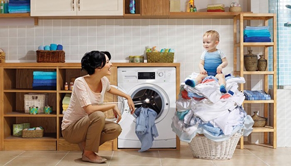 Giũ kỹ quần áo trước khi phơi