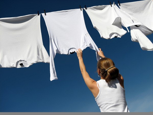 Phơi quần áo bằng móc và phơi ngược