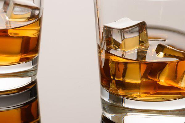 4 tuyệt chiêu làm đá viên trong suốt, nhìn thích mê uống phê đã đời