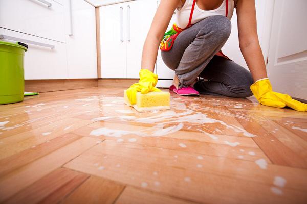 Cảnh báo 5 sai lầm tai hại 99% nhà nào cũng mắc khi dùng nước lau sàn