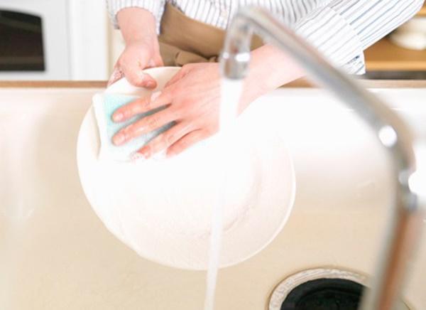 6 thói quen rửa bát âm thầm “giết” chết sức khỏe, cái thứ 3 nhà nào cũng mắc!
