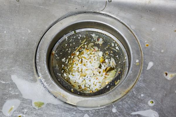 6 thứ đổ xuống cống cả năm cũng không tiêu, bảo sao tắc cống, hôi rình