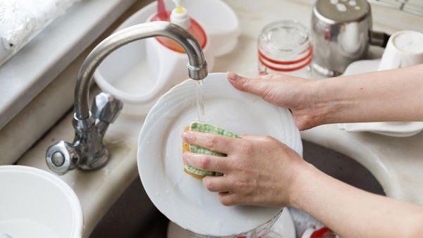 Bát đũa “tắm” ngập dầu mỡ cũng sạch bong trong 1 nốt nhạc nhờ mẹo nhỏ vạn người mê này