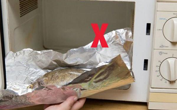 Bỏ 9 thứ này vào lò vi sóng, lò xịn mấy cũng nổ tung như “bom hẹn giờ”