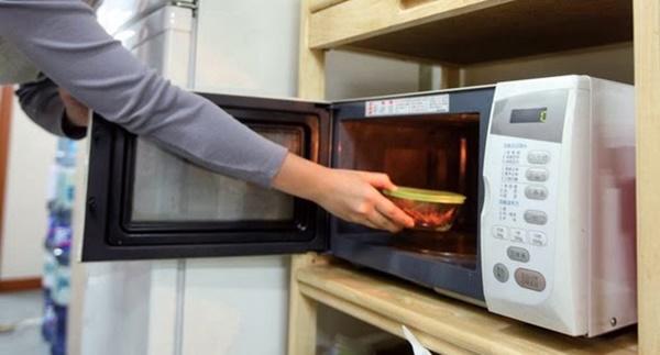 Bỏ 9 thứ này vào lò vi sóng, lò xịn mấy cũng nổ tung như “bom hẹn giờ”