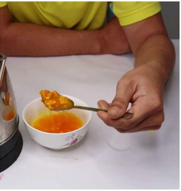 Cốc chén xỉn màu cũng trắng tinh như mới sau 2 phút nhờ thứ mạnh gấp 10 lần xà phòng