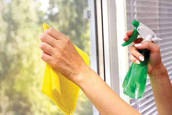 Cửa kính dùng 10 năm vẫn sáng bóng chỉ với 1 nhúm muối và 8 “tuyệt chiêu” đơn giản này!