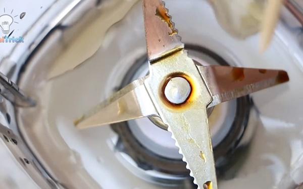 Đánh bay toàn bộ vết bẩn, làm sắc lưỡi dao máy xay trong 30s nhờ vỏ trứng gà