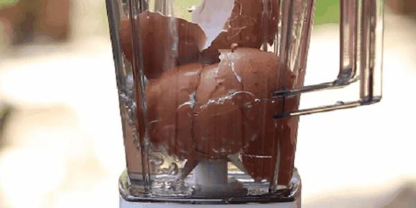 Đánh bay toàn bộ vết bẩn, làm sắc lưỡi dao máy xay trong 30s nhờ vỏ trứng gà