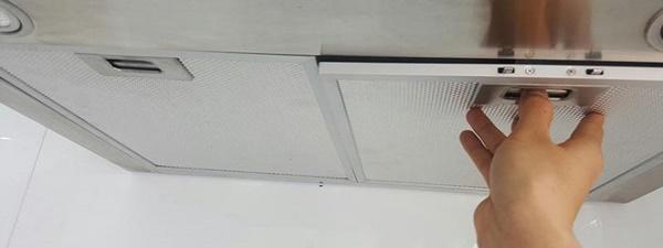 Dầu mỡ bám dày đặc trên máy hút mùi tới mấy cũng trôi tuột nhờ 4 mẹo cực dễ này!