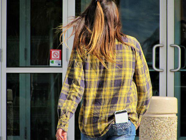 Điện thoại là vật bất ly thân, chớ để 4 chỗ này kẻo mang bệnh