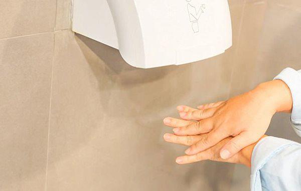Cho con dùng máy sấy tay nơi công cộng, chuyên gia thảng thốt vì lỗi sai gây hại
