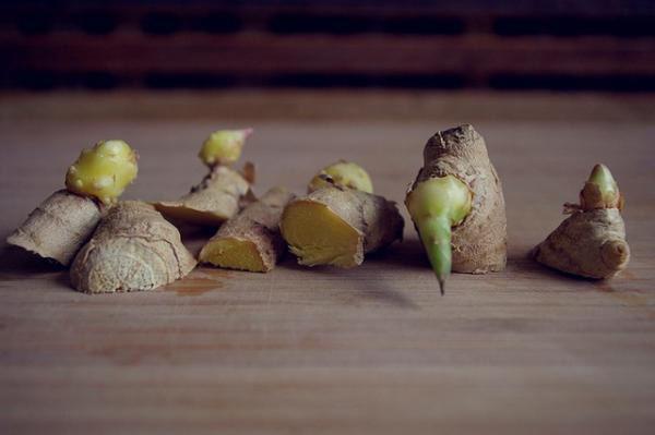 Tròn mắt nhìn vợ dùng tăm đâm vào nhánh gừng, vài tháng sau có gừng ăn tẹt ga không hết