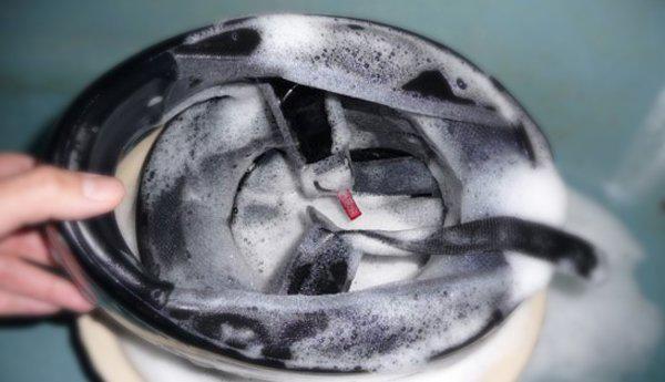 Cách diệt sạch ổ vi khuẩn trên mũ bảo hiểm, dễ như ăn kẹo không phải ai cũng biết