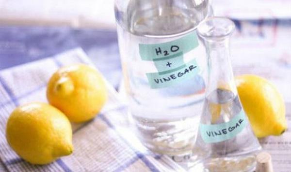 Mang áo ố vàng đun cùng 3 lát chanh, mẹ trẻ khiến con “tròn mắt” khi thấy thành phẩm