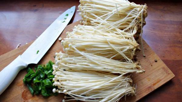 Mẹ trẻ đi cả phố gom vỏ mía, hàng xóm mắng dở hơi nhưng sau đó thì nín lặng