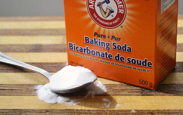 Nghe lời hàng xóm rắc baking soda lên giường, sáng dậy mẹ trẻ ngỡ ngàng với kết quả