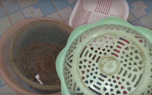 Rổ nhựa chứa 1 “bồ” vi khuẩn làm theo cách này 5 phút sau sạch bong như mới