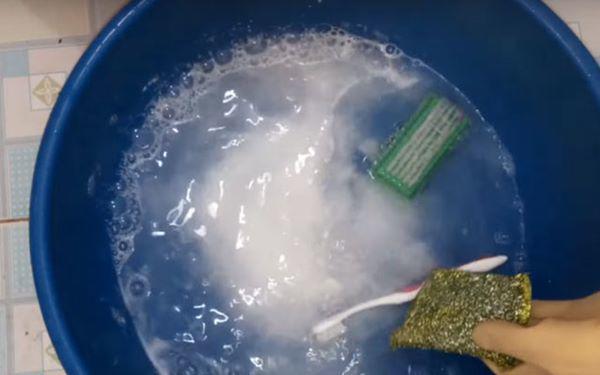 Rổ nhựa chứa 1 “bồ” vi khuẩn làm theo cách này 5 phút sau sạch bong như mới