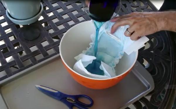 “Tiện tay” vứt bỉm của con ra vườn, mẹ trẻ kinh ngạc khi 1 tuần sau rau mọc tốt um