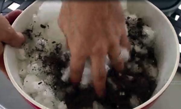 “Tiện tay” vứt bỉm của con ra vườn, mẹ trẻ kinh ngạc khi 1 tuần sau rau mọc tốt um