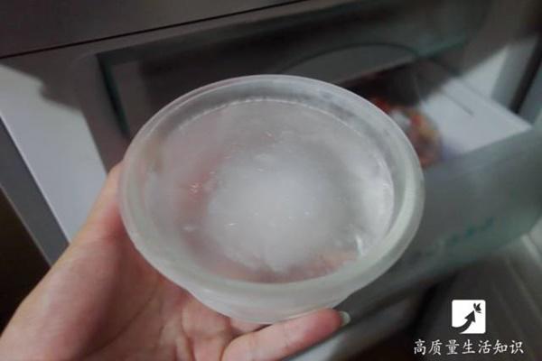 Trước khi ngủ đặt bát nước vào tủ lạnh, sáng hôm sau mẹ trẻ vỡ òa khi thấy thành quả