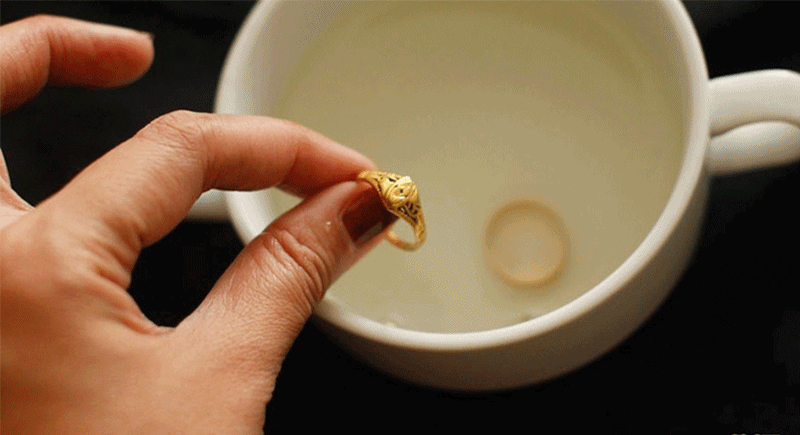 Vàng bạc cáu bẩn, đen sì cũng bóng loáng như mới sau 10 phút ngâm “nước thần” tự chế