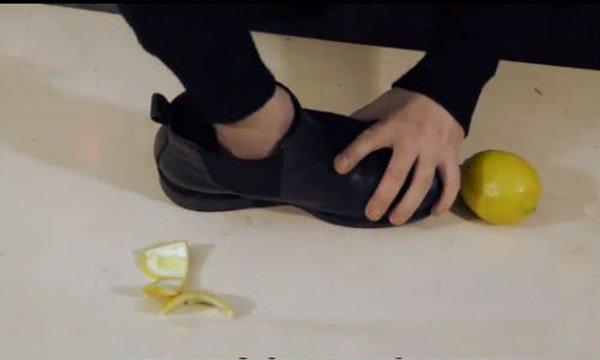 Thả nhúm muối trắng vào giày, tưởng sai sai ai ngờ tác dụng kì diệu