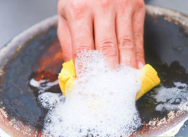 Cho nắm muối vào nồi cháy khét, lấy ra ngỡ ngàng sáng bóng như mới mua