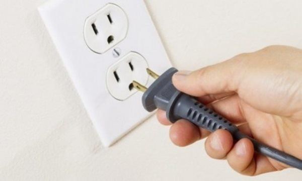 6 sai lầm khi sử dụng ấm siêu tốc khiến ổ điện nổ tung, lấy mạng cả nhà