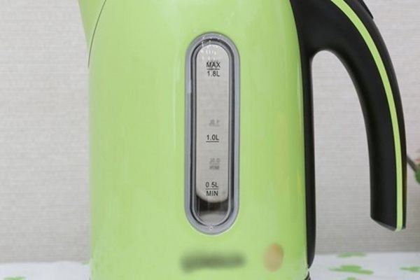 6 sai lầm khi sử dụng ấm siêu tốc khiến ổ điện nổ tung, lấy mạng cả nhà