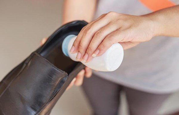 Thả nhúm muối trắng vào giày, tưởng sai sai ai ngờ tác dụng kì diệu