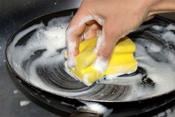 8 sai lầm biến chảo chống dính thành “ổ độc”, 99% gia đình Việt đều mắc mà không biết