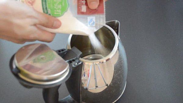 Bỏ thứ này vào ấm siêu tốc đun đúng 2 phút, thành quả bất ngờ khiến ai nhìn cũng sốc