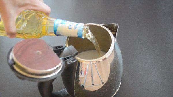 Bỏ thứ này vào ấm siêu tốc đun đúng 2 phút, thành quả bất ngờ khiến ai nhìn cũng sốc