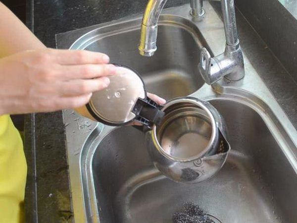 Bỏ thứ này vào ấm siêu tốc đun đúng 2 phút, thành quả bất ngờ khiến ai nhìn cũng sốc