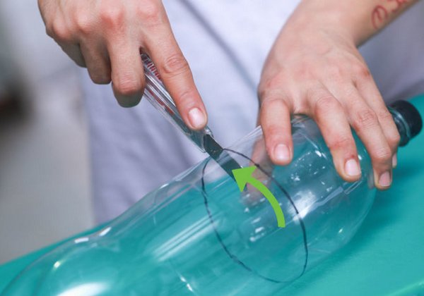 Cắt đôi chai nhựa lồng vào nhau theo cách này, sáng ra “tá hỏa” thấy điều lạ lùng