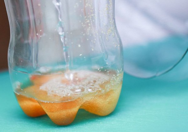 Cắt đôi chai nhựa lồng vào nhau theo cách này, sáng ra “tá hỏa” thấy điều lạ lùng