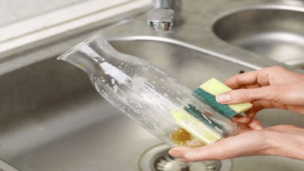 Chồng khăng khăng nhét nam châm vào miếng bọt biển, vợ định mắng thì bất ngờ thấy sự lạ