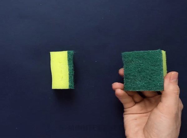 Chồng khăng khăng nhét nam châm vào miếng bọt biển, vợ định mắng thì bất ngờ thấy sự lạ