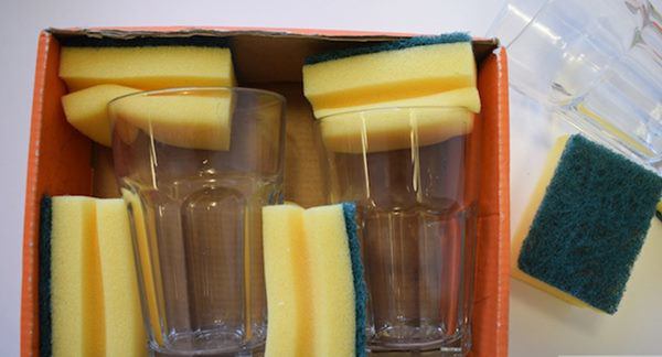 Chồng khăng khăng nhét nam châm vào miếng bọt biển, vợ định mắng thì bất ngờ thấy sự lạ