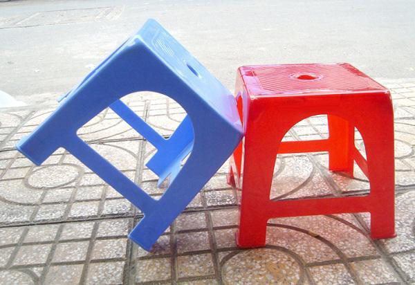 Con trai hỏi sao ghế nhựa luôn có lỗ tròn, mẹ trả lời khiến ai cũng gật gù khen hay