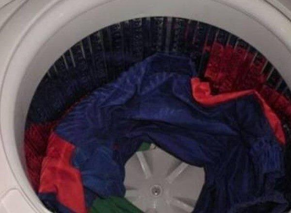 Dùng 2 chai nước bỏ vào máy giặt, nghe lạ lẫm nhưng nhìn kết quả nhà nhà muốn học theo