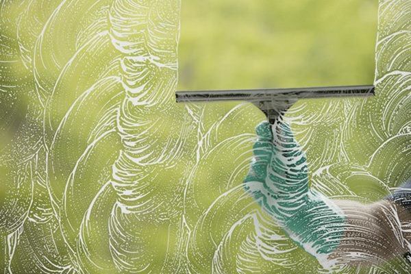 Lấy sữa bò chấm lên gương theo cách này, nhà tắm không tốn 1 xu vẫn sạch bong kin kít