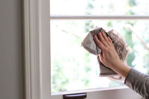 Lấy sữa bò chấm lên gương theo cách này, nhà tắm không tốn 1 xu vẫn sạch bong kin kít