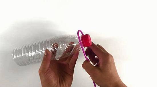 Lấy chai nhựa vứt xuống bồn cầu, 10 phút sau vợ hớt hải gọi chồng ra xem điều đặc biệt