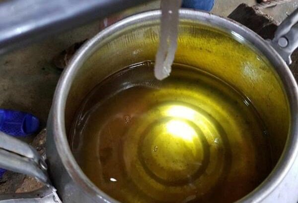 Lấy dầu hỏa lau nền gạch 2 phút sau nhà bóng loáng, Tết này mẹ rảnh tay