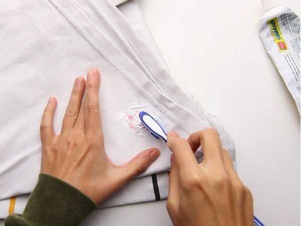 Lấy kem đánh răng bôi vào nách áo, loại sạch vết bẩn, áo cũ mà tưởng áo mới mua