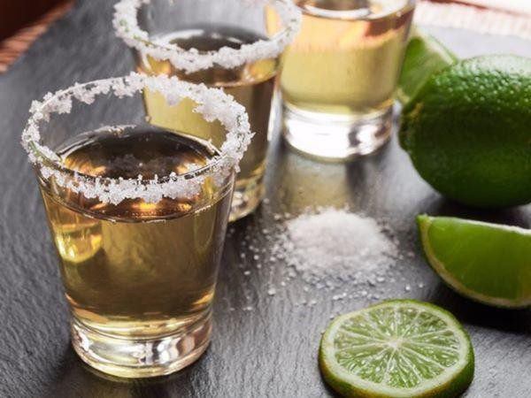 Mang bia đổ vào quần áo, tưởng phí của trời ai ngờ phát hiện “tuyệt chiêu” bất ngờ